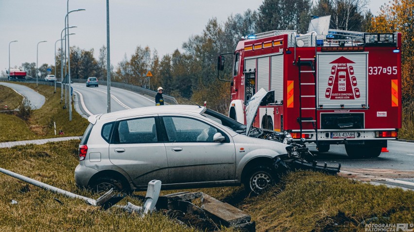 W Kryspinowie pojazd wypadł z drogi wojewódzkiej