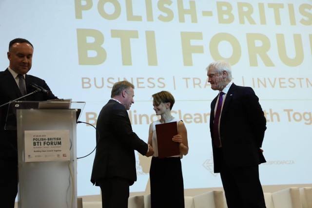 Podczas II edycji Polsko-Brytyjskiego Forum Biznesu i Inwestycji ogłoszono, że firma Johnson Matthey zbuduje w Koninie nowy zakład produkcyjny wytwarzający zaawansowane materiały do baterii do samochodów elektrycznych. Dzięki temu powstanie ponad 200 nowych miejsc pracy.