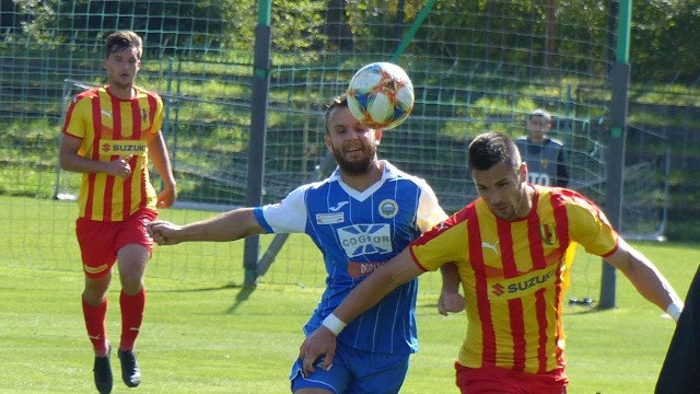 W meczu o trzecioligowe punkty Korona II Kielce pewnie wygrała z Hutnikiem Kraków 5:1 (1:1) i umocniła się na pozycji lidera. Bramki dla kieleckiej drużyny zdobyli Matej Pućko 21, Michał Żyro 58, 72, 85, Mateusz Sowiński 59, dla Hutnika Kamil Sobala 3.Korona II: Kukić 6 - Szymusik 6, Tzimopoulos 6, Pierzchała 6, Bujak 6 - Zalazar 6, Jopkiewicz 6 - Pućko 6 (46. D. Lisowski 6), Duranović 6 (46. Prętnik 5), Żyro 8 - Sowiński 7 (70. Piróg 3).Hutnik: Zając - Janecki, Jaklik, Garzeł, Tetych - Reczulski ŻŻCZ 62 - Sobala, Gamrot, Świątek, Linca - Ogar.Korona zagrała wzmocniona kilkoma zawodnikami z kadry ekstraklasowego zespołu. Byli to Kukić, Pućko, Żyro, Duranović, Zalazar, Szymusik, Tzimopoulos i Pierzchała. Jednak to goście pierwsi cieszyli się ze zdobycia bramki. Uzyskał ją Kamil Sobala w 3 minucie ładnym strzałem głową. Później do siatki trafiali już tylko gospodarze. Wyrównał mocnym strzałem Matej Pućko w 21 minucie, a podającym był Uros Duranović. Po zmianie stron Korona rozstrzygnęła to spotkanie na swoją korzyść. W 58. minucie spotkania Koronę na prowadzenie wyprowadził Michał Żyro, który wykorzystał świetne podanie Dawida Lisowskiego. Już 60. sekund później na listę strzelców wpisał się Mateusz Sowiński. Od 63 minuty Hutnik musiał grać w dziesiątkę, ponieważ czerwoną kartkę w konsekwencji dwóch żółtych otrzymał Mateusz Reczulski. Później dwie bramki zdobył jeszcze Michał Żyro, pieczętując wygraną rezerw Korony.  (dor)