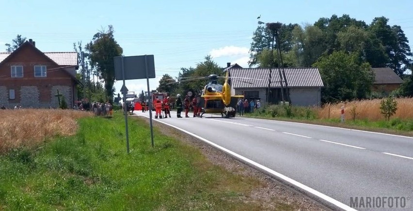 Wypadek w Młynach w powiecie oleskim. Bus zderzył się z kombajnem. 47-latkę jadącą renault śmigłowiec LPR-u zabrał do szpitala