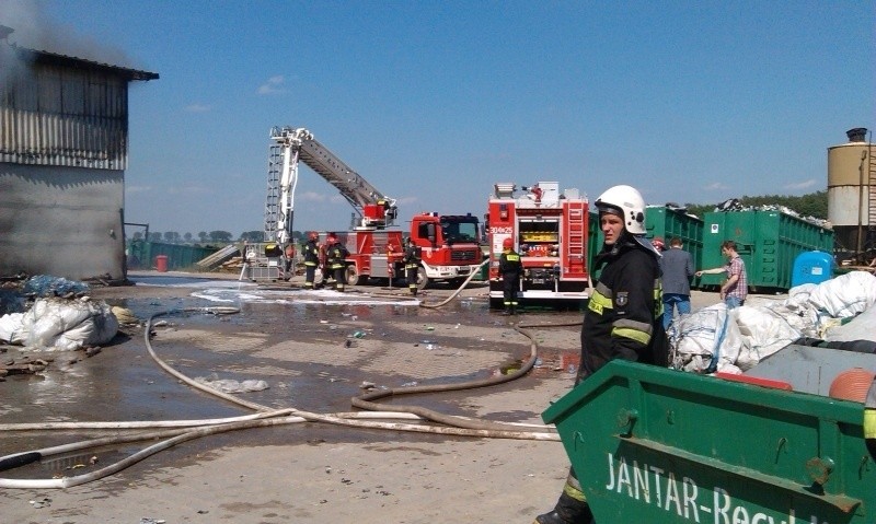 Wielki pożar w Rzgowie. Strażak trafił do szpitala [ZDJĘCIA, FILM]