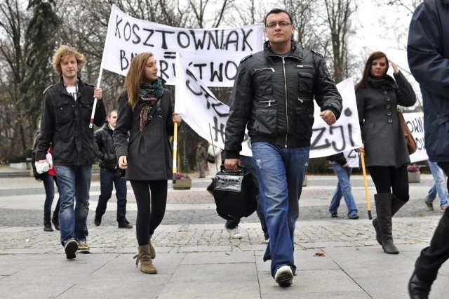 Młodzi ludzie przemaszerowali z rozwiniętymi transparentami pod gmach Urzędu Miejskiego przy ulicy Żeromskiego.