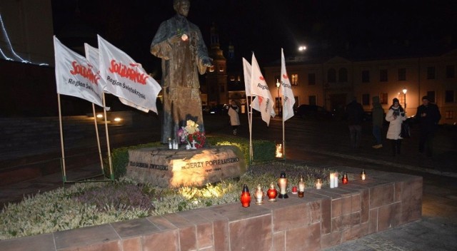 Pomnik księdza Jerzego Popiełuszki w Kielcach, postaci symbolicznej dla polskiej opozycji antykomunistycznej. Działała ona również w powiecie opatowskim.