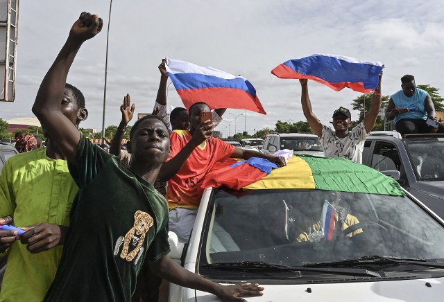 Tysiące zwolenników wojskowego zamachu stanu w Nigrze zebrało się w ostatnią niedzielę na stadionie w Niamey, kiedy mijał termin wyznaczony przez zachodnioafrykański blok regionalny ECOWAS na przywrócenie do władzy obalonego prezydenta Mohameda Bazouma.