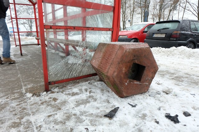 Rozbity przystanek autobusowy i uderzony fiat ducato to efekt wypadku na ulicy Żeromskiego w Białymstoku. W nocy z czwartku na piątek około godz. 1.20 kierowca srebrnego kombi wpadł w poślizg i wjechał na chodnik uderzając w betonowy kosz na śmieci i stojącego na parkingu fiata ducato. Uszkodził przy okazji przystanek autobusowy w pobliżu skrzyżowania z ulicą Pułaskiego.