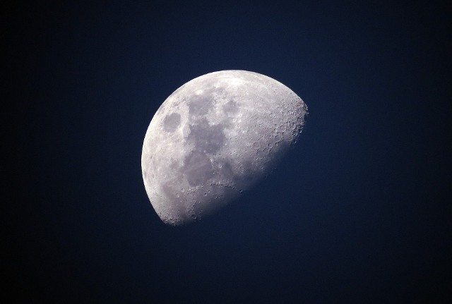 Chińska sonda zbadała księżyc. Próbki zawierają nienazwany pierwiastek