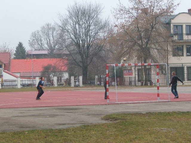 Starą nawierzchnię boiska przy Gimnazjum nr 3 w Tarnobrzegu zastąpiła nawierzchnia poliuretanowa.