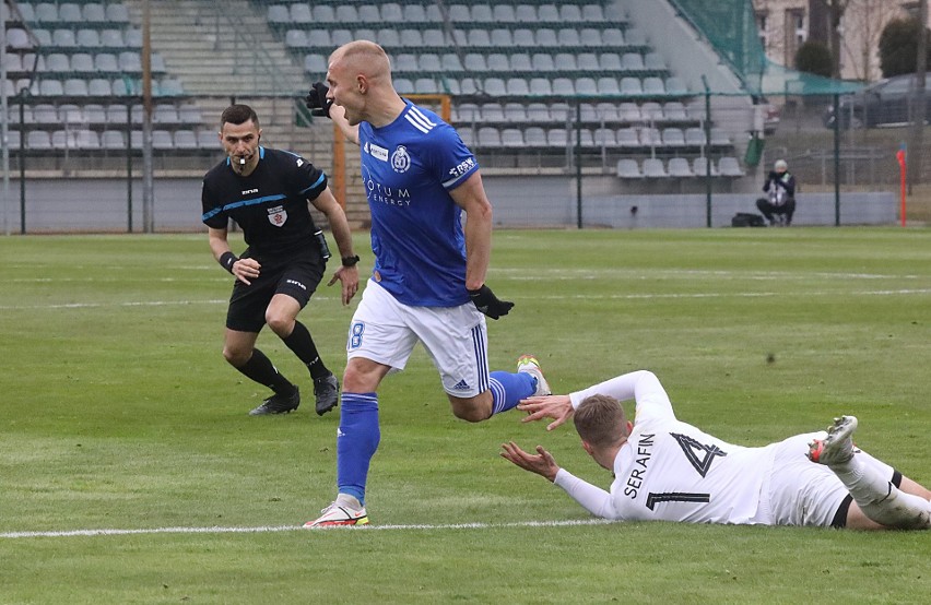 Pociąg ekspresowy z napisem Miedź Legnica mknie w stronę PKO Ekstraklasy (ZDJĘCIA)