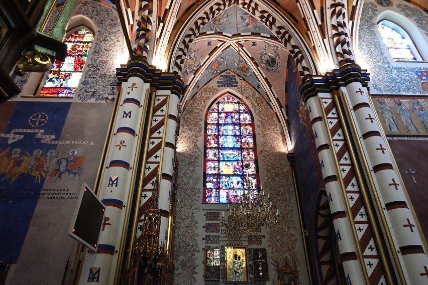 Odnowione zabytkowe polichromie w kościele Matki Bożej Szkaplerznej w Stalowej Woli na osiedlu Rozwadów. Zobacz zdjęcia
