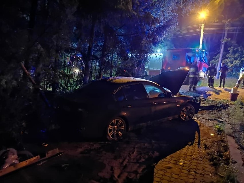 Miłki. Nocny wypadek. BMW wypadło z drogi i uderzyło w drzewo (zdjęcia)