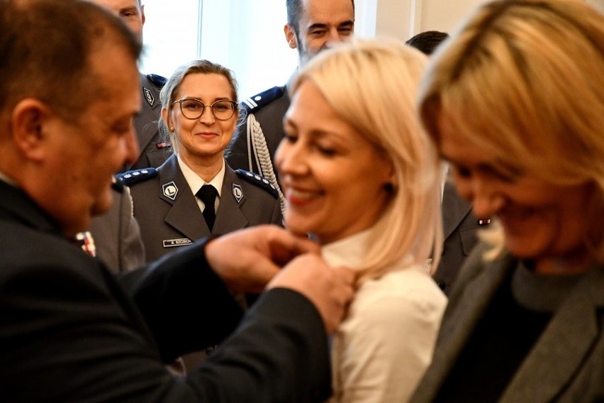 Dzień Służby Cywilnej 2019. Policjanci i pracownicy policji odebrali medale i upominki (zdjęcia)