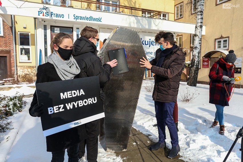 "Pogrzeb wolnych mediów". Happening Młodych Demokratów w...