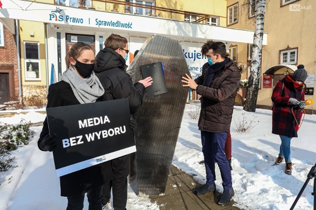 "Pogrzeb wolnych mediów". Happening Młodych Demokratów w Szczecinie - 10.02.2021