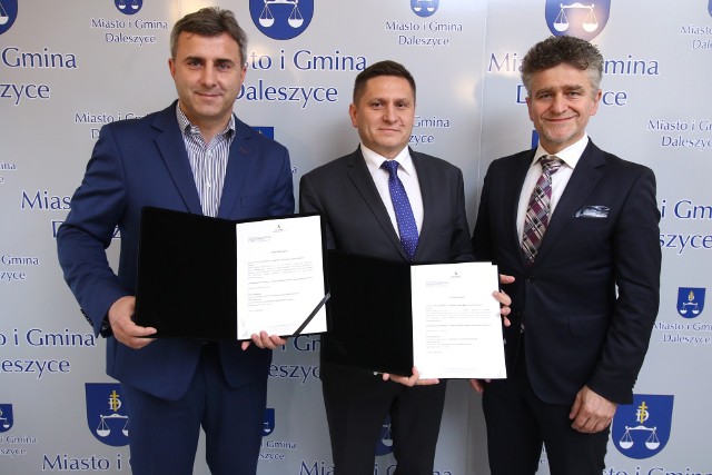 List intencyjny podpisali od lewej: burmistrz Dariusz Meresiński, dyrektor Radosław Słoniewski i senator Krzysztof Słoń.