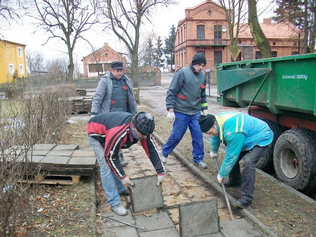 Prace przy skwerze wykonują Piotr Pulczyński, Jan Smoliński, Ireneusz Nowak i Krzysztof Zieliński.