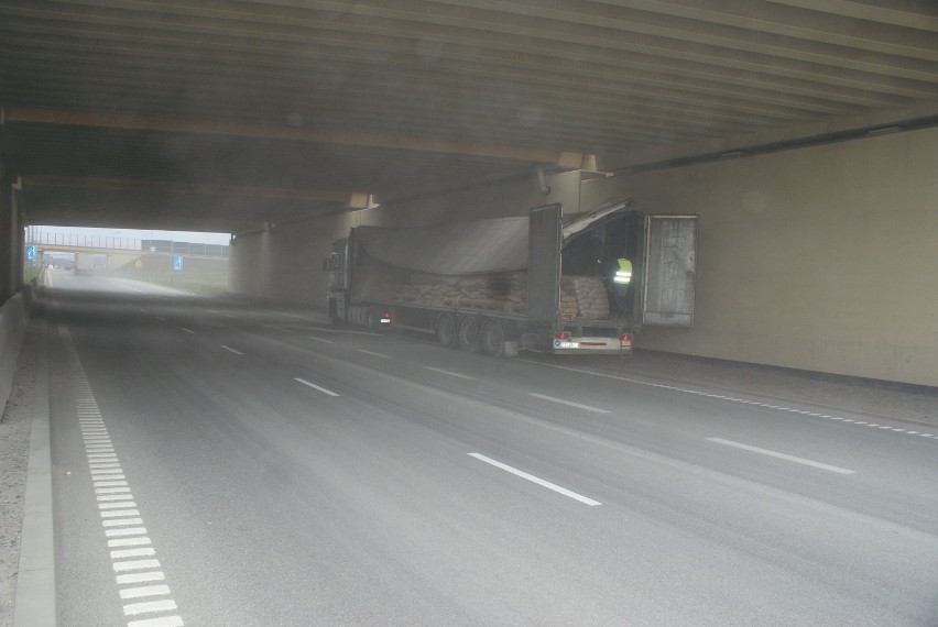 Ulica Łódzka w Kielcach. 12 ton cementu na jezdni, ruch utrudniony