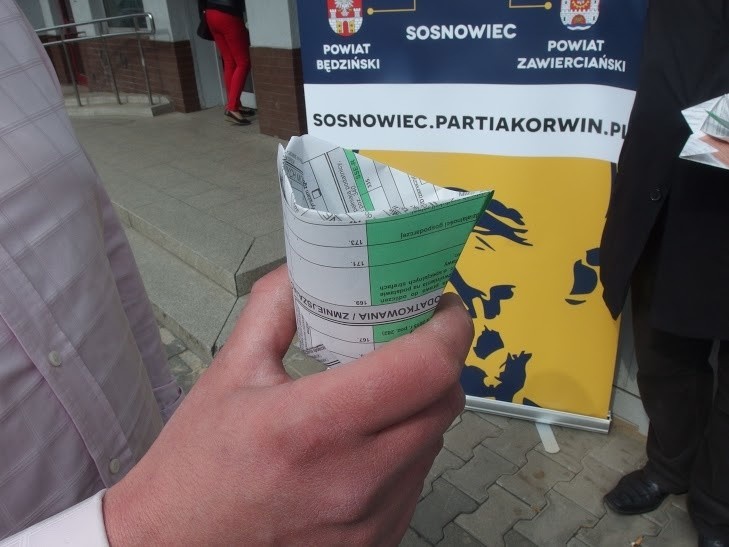 Partia KORWiN protestuje w Sosnowcu: PIT-y nadają się tylko do origami [ZDJĘCIA]