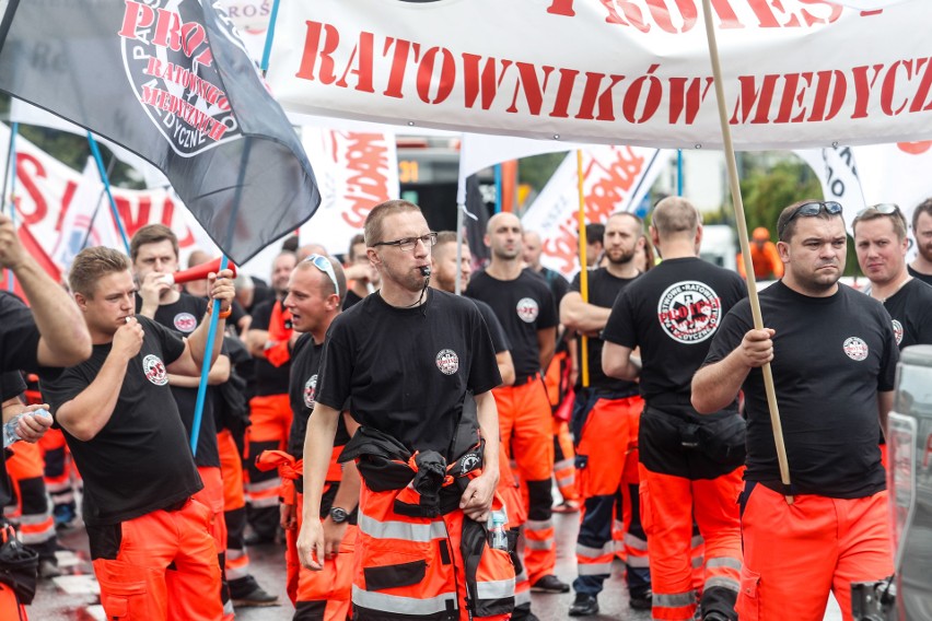 Ratownicy medyczni protestują w Rezszowie.