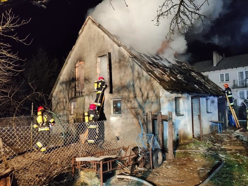 Szwejkówko. Sześć zastępów gasiło pożar budynku gospodarczego [ZDJĘCIA]