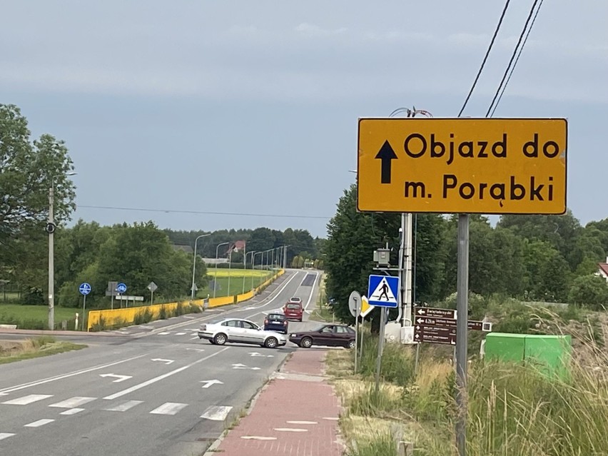 Po remoncie drogi powiatowej przez Krajno zostało oznakowanie. Czy kierowcy niepotrzebnie nadkładają drogi?