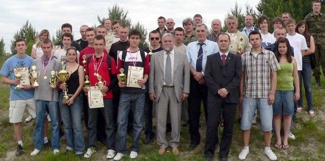 Pamiątkowe zdjęcie uczestników i organizatorów Szkolnej Ligi  Strzeleckiej w Tarnobrzegu.