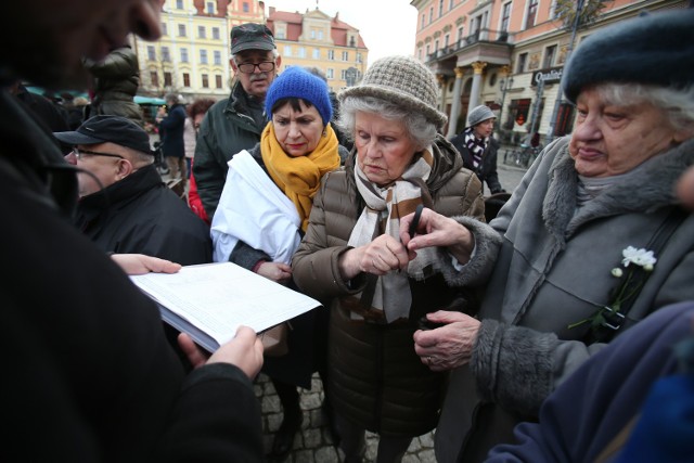 Manifestacja KOD w obroni konstytucji w Warszawie