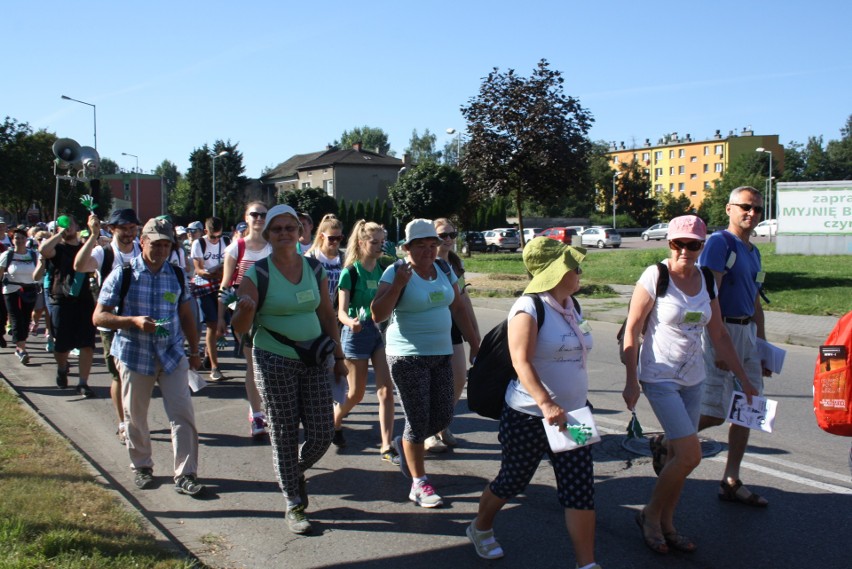 Oświęcimscy pątnicy w pięciu grupach z dekanatów:...