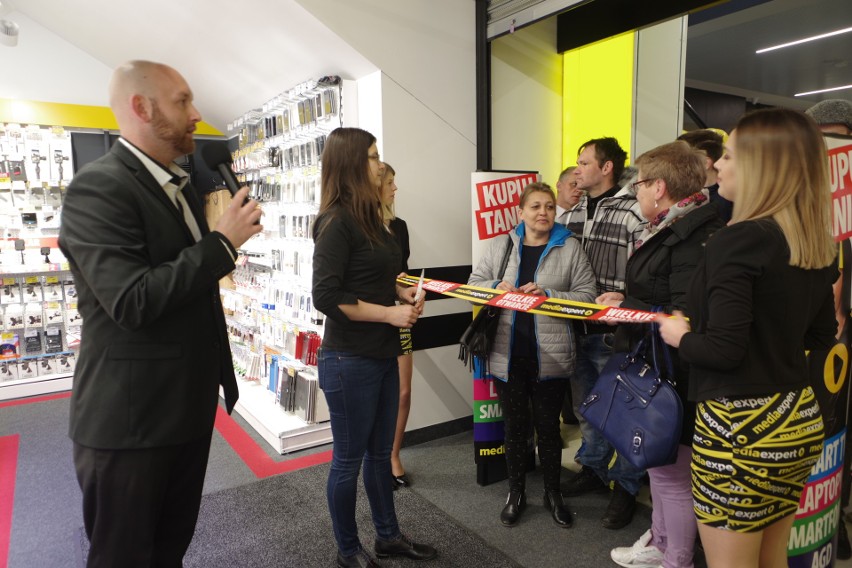 Tłum pod drzwiami Galerii Gorlickiej. Pierwszy pasaż otwarty!