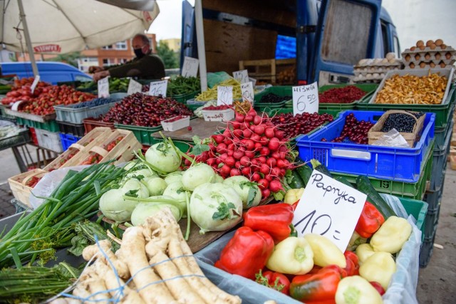 Jeszcze rok temu cena kilograma pietruszki przekraczała nieraz 20 zł. W bieżącym sezonie, z punktu widzenia konsumenta, jest znacznie lepiej, pietruszka kosztuje od 4 do 8 zł/kg. Nie wszystkie warzywa jednak potaniały. Ile trzeba za nie zapłacić na straganach w województwie kujawsko-pomorskim? Zrobiliśmy przegląd. Według szacunków Głównego Urzędu Statystycznego zbiory warzyw gruntowych powinny być w 2020 roku o 6% wyższe od tych z poprzedniego sezonu. Wstępny szacunek mówi o prawie 4,1 mln ton. Po wiosennej suszy, sytuację poprawiły opady w czerwcu i lipcu. Zbiory warzyw w 2020 według szacunków GUS ocenia się na:- kapusty - ponad 0,9 mln t, - kalafiorów - nieco ponad 200 tys. t. - cebuli - ok. 580 tys. t. - marchwi - ponad 700 tys. t, - buraków - ponad 290 tys. ton. - pomidorów - ok. 240 tys. t, - ogórków – ponad 220 tys. ton. Łączną produkcję pozostałych gatunków warzyw szacuje się na ok. 900 tys. ton. Ostateczna wysokość zbiorów będzie uzależniona jednak od dalszego przebiegu warunków pogodowych oraz występowania chorób i szkodników.Źródła: GUS, KPODR