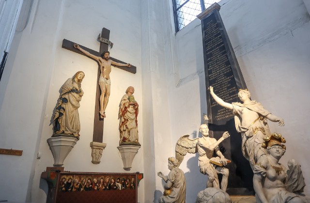 Kaplica 11 tysięcy dziewic w bazylice Mariackiej, Grupa Ukrzyżowania - zespół rzeźb datowany na lata 1430-1440. Chrystusowi towarzyszą Maryja i święty Jan Ewangelista