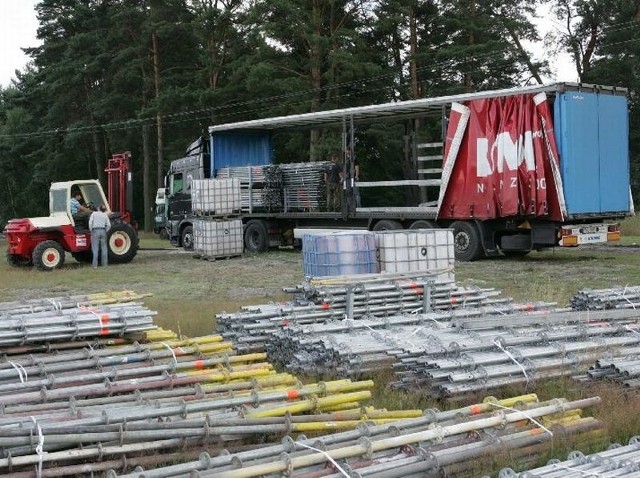 Na festiwalowe pole w Kostrzynie przyjeżdżają kolejne ciężarówki. Każda z nich jest po brzegi wyładowana elementami, z których powstanie woodstockowa infrastruktura.