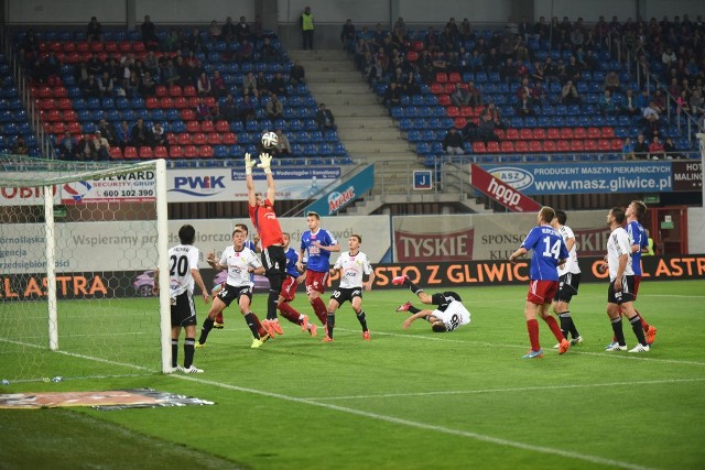 Dariusz Trela (GKS Bełchatów) – jeżeli puszczasz w meczu sześć bramek, to nie ma raczej możliwości, żebyś został za swój występ pochwalony. To logiczne. Oczywiście można próbować go usprawiedliwiać kompromitującą postawą obrońców GKS-u, ale i tak wydaje się, że Trela mógł w kilku sytuacjach zachować się trochę lepiej.