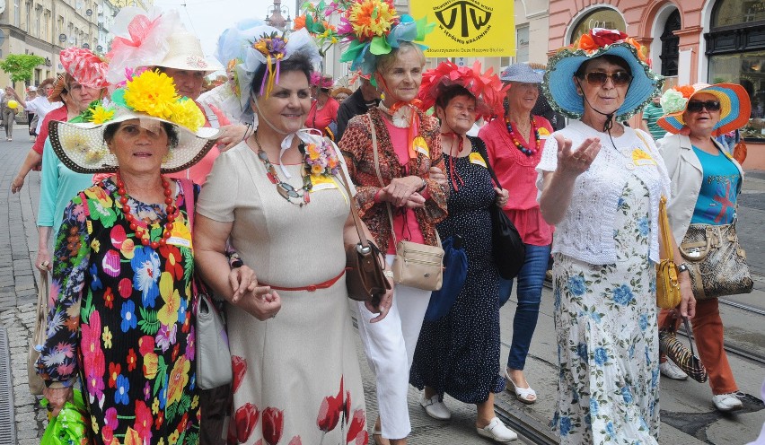 Miasto należy do seniorów. Przemaszerowali przez miasto w pięknych kapeluszach [WIDEO, ZDJĘCIA]