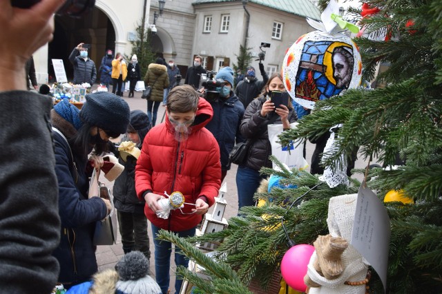 Konkurs rozpoczęto od udekorowania drzewka postawionego na dziedzińcu przed jasnogórską Bazyliką.Zobacz kolejne zdjęcia. Przesuwaj zdjęcia w prawo - naciśnij strzałkę lub przycisk NASTĘPNE