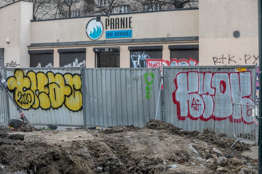 Graffiti na kamienicach przy ul. Halickiej i na wiadukcie...