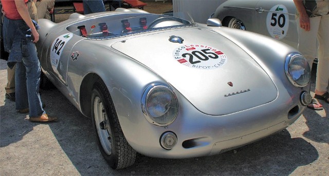 Porsche 550 Spyder to samochód sportowy produkowany przez niemiecką markę w latach 1953–1957. Powstało zaledwie 90 egzemplarzy auta.