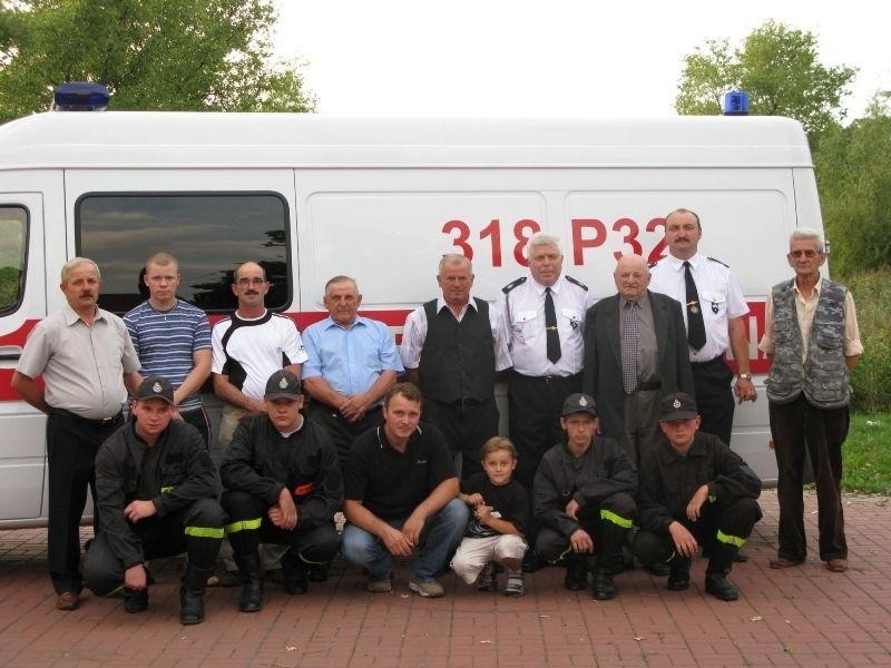 Strażacy na tle nowego wozu strażackiego. 2008 r.