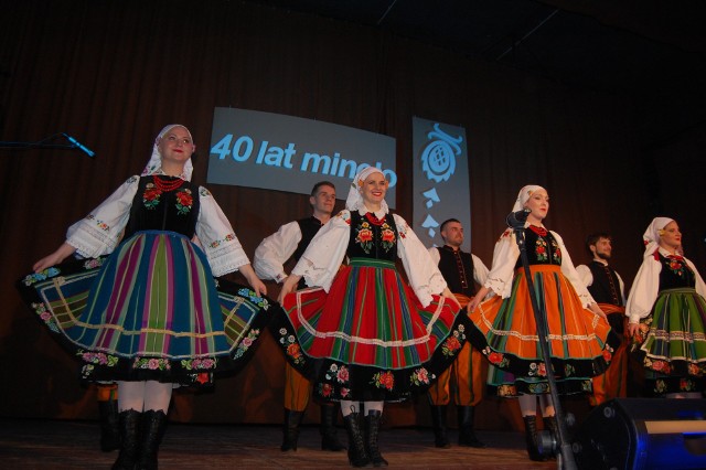 „Krajnę” założył 40 lat temu Zygmunt Kornaszewski, obecny patron Nakielskiego Ośrodka Kultury. Jego córka Elżbieta przez wiele lat pełniła rolę choreografa i kierownika artystycznego zespołu. Obecnie choreografem „Krajny” jest Wioletta Metryka.  Nie było jej na jubileuszowej gali. Zastąpiła ją Aleksandra Agata Minda. Na scenie nie zabrakło „Młodej Krajny”, którą prowadzi  Agnieszka Misiorek-Franków. Publiczność podziwiała folklor w wielu wydaniach, bo na święcie  „Krajny” wystąpiły  także zaprzyjaźnione zespoły: „Chabry”, „Sadkowianie”,  Pałuki”. Część oficjalną ograniczono do minimum.  Zgodę na krótkie wystąpienia otrzymali tylko: wiceburmistrz Piotr Kalamon, starosta Tomasz Miłowski oraz przewodniczący Rady Miejskiej Nakła Jan Światłowski.