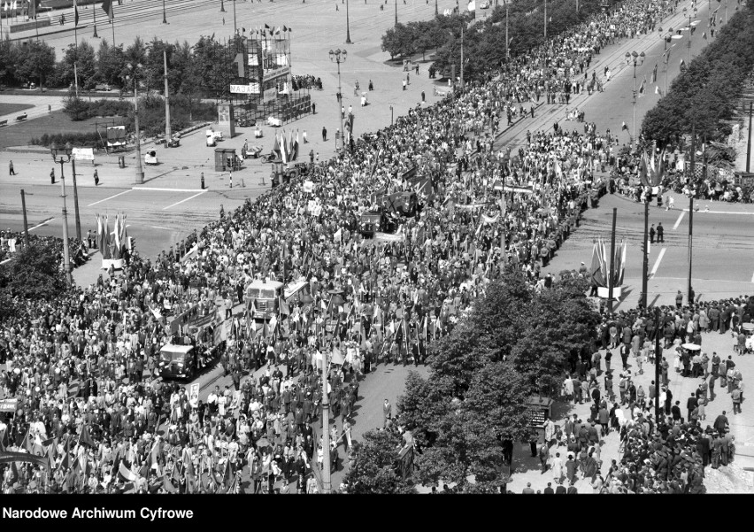 Jak kiedyś obchodzono Święto Pracy w Polsce? Pochody 1-majowe przed wojną i w czasach PRL. Archiwalne zdjęcia
