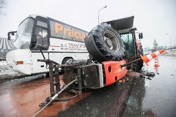 Traktor zderzył się z autobusem.