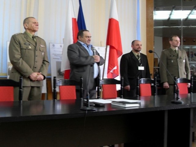 Wojskowi z Wojskowej Komendy Uzupełnień w Sandomierzu oraz Bogusław Włodarczyk, starosta opatowski i Artur Kargulewicz, szef zarządzania kryzysowego w Opatowie.