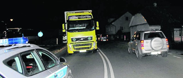 Ciągnikiem siodłowym volvo z naczepą kierował 40-letni mieszkaniec powiatu tarnobrzeskiego. Mężczyzna był trzeźwy