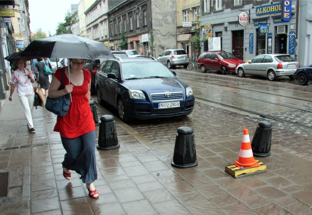 Jesienny przegląd zacznijmy od sprawdzenia, czy posiadamy aktualną polisę OC. Ubezpieczenie OC, czyli ubezpieczenie odpowiedzialności cywilnej, jest obowiązkowe dla każdego kierowcy – tę kwestię reguluje Ustawa o ubezpieczeniach obowiązkowych.