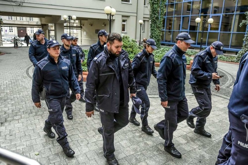 Tłum policjantów w poznańskim sądzie. Chcieli wesprzeć...