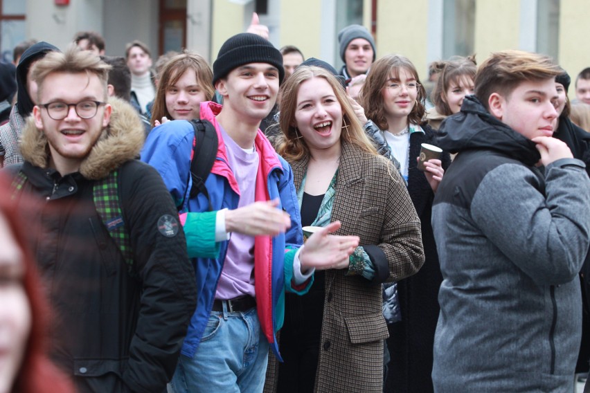 Biustonosz i spięte włosy? Burza wokół I LO w Rzeszowie. Jest porozumienie, protest zakończony [ZDJĘCIA, WIDEO]