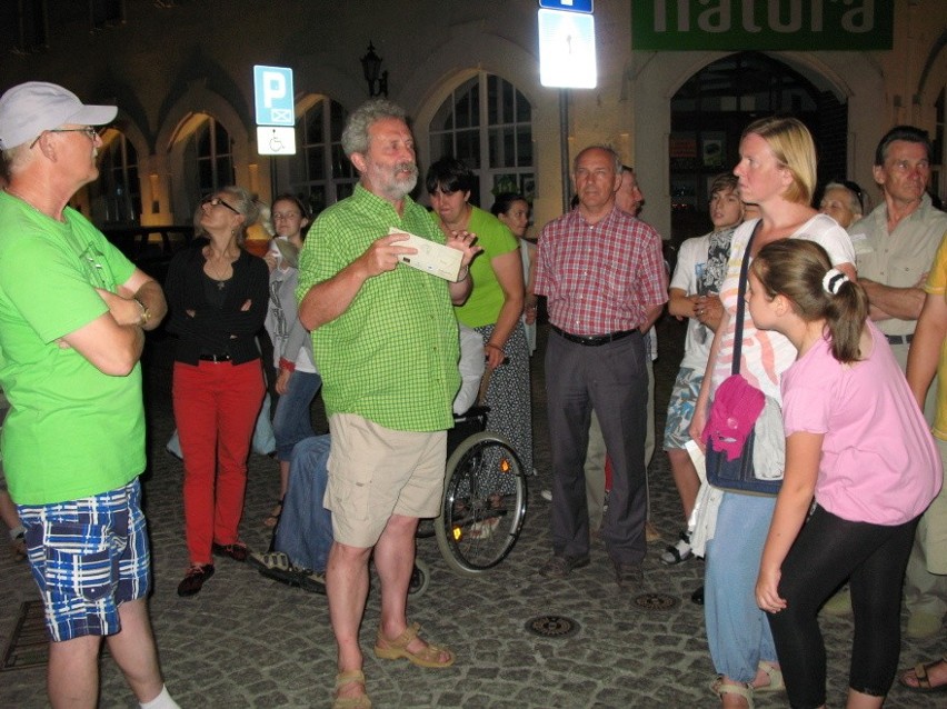 Kilkadzesiąt osób w piątkowy wieczór wspólnie z Krzysztofem...