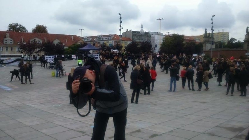 Czarny Protest w Szczecinie. Ludzie zbierają się na placu Solidarności