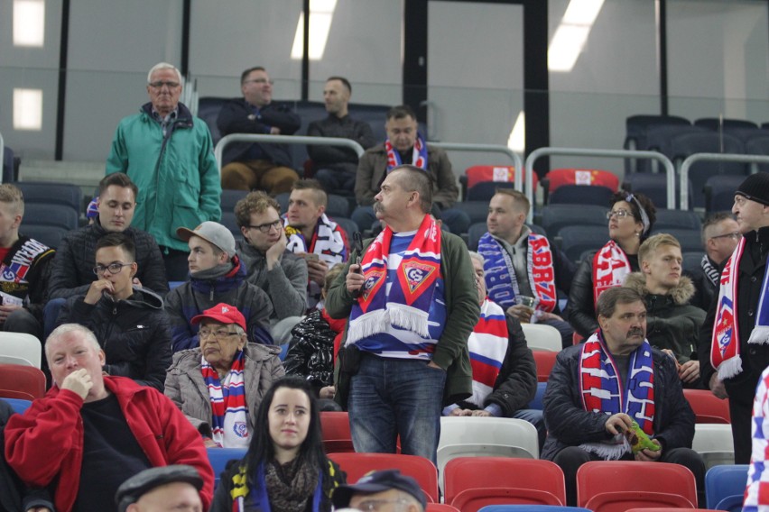 Górnik Zabrze - Śląsk Wrocław. Kibice odśpiewali hymn ZDJĘCIA KIBICÓW