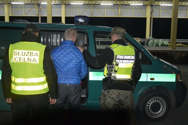 W poniedziałek wieczorem, tuż za granicą z Litwą celnicy z Budziska zatrzymali do kontroli łotewskiego tira. Podczas szczegółowego sprawdzania naczepy funkcjonariusze odkryli, że w skrzyni przeznaczonej do przewozu palet ukrywają się dwaj młodzi mężczyźni.