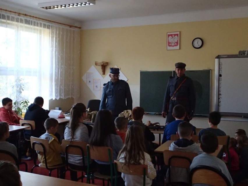 Święto Niepodległości w szkole w Woli Chodkowskiej.